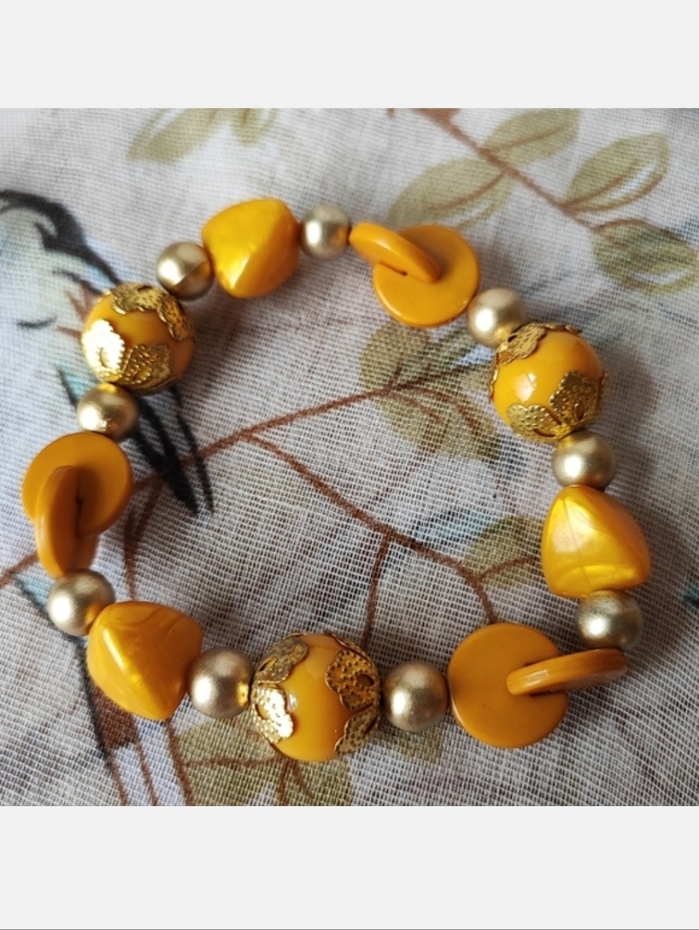 Butterscotch Faux Bakelite 1960's Interlocking Stretch Bracelet Gold Tone Lucite